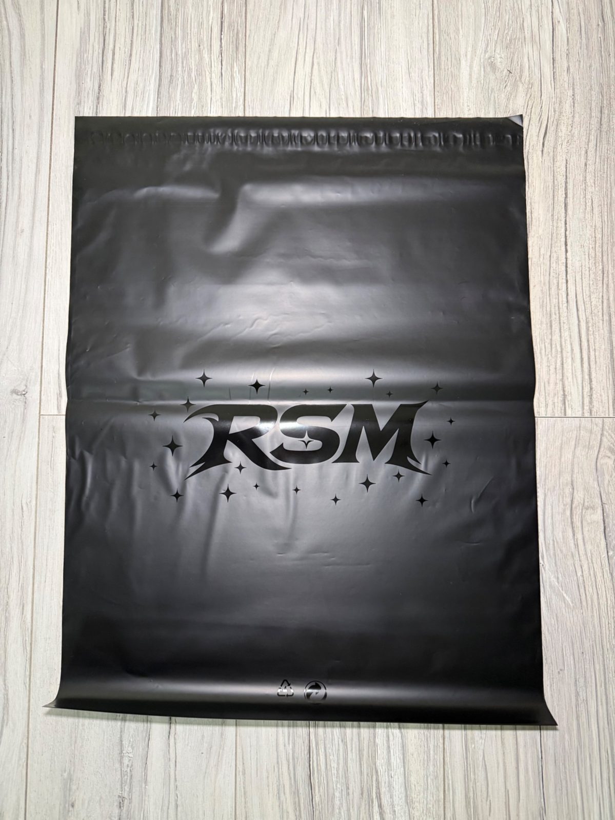 Czarny mailer foliowy z logo RSM